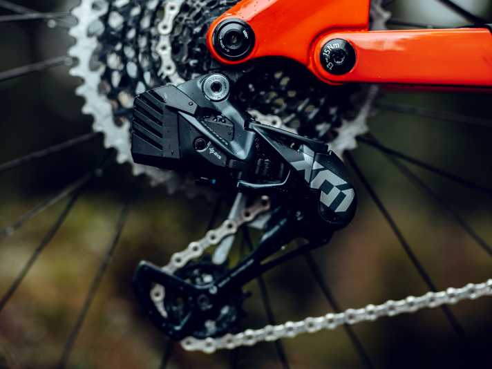 Das Advanced Offroad kommt in der Top-Ausstattung mit Sram X01 AXS Schaltung und einen Rockshox Reverb AXS Dropper Post.