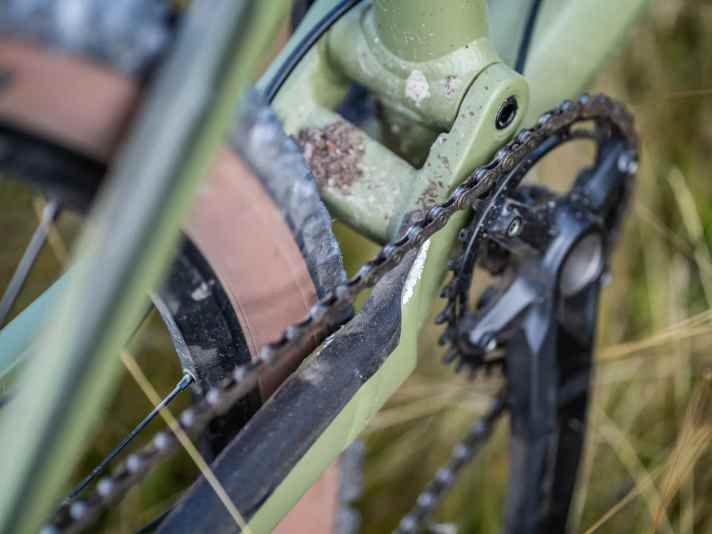 Der Schlagschutz am Canyon deckt den anfälligsten Teil der Kettenstrebe nicht ab. Unser Test-Bike zeigte Spuren von Lackabplatzern. 
