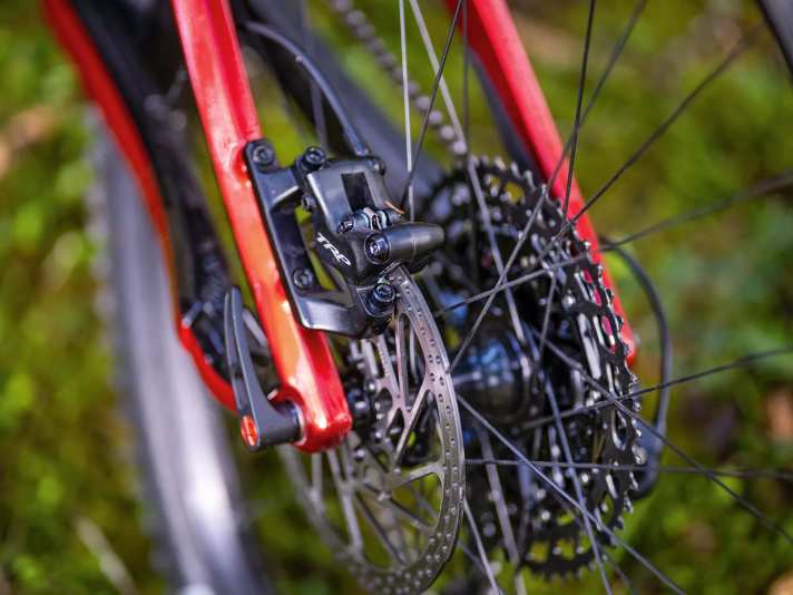  Der Hinterbau baut sehr breit und lässt wenig Fersenfreiheit. Der Bremssatteladapter muss den Abstand der Bremsscheibe zur 
Sitzstrebe ausgleichen.