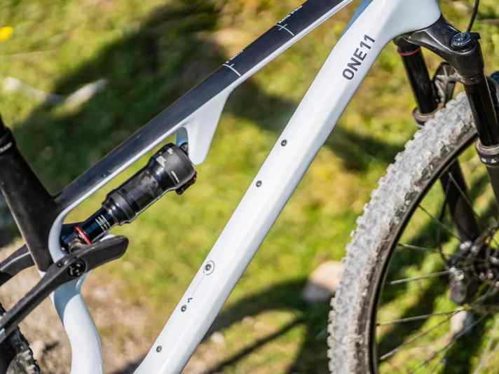 An Freunde der Langstrecke hat Cube gedacht: Zwei Montagepunkte für Flaschenhalter sichern die Wasserversorgung auf langen Touren.