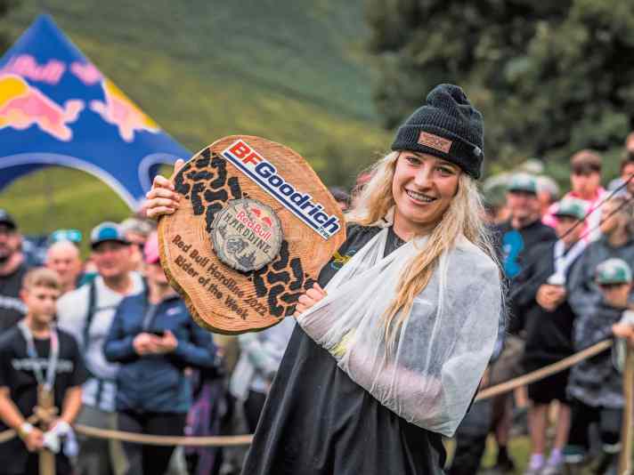Blutjung und Mut für zehn: Die Australierin Jess Blewitt ist die erste Frau bei der Hardline. Sie bekam die Auszeichnung: „Rider of the Week“ verliehen.  