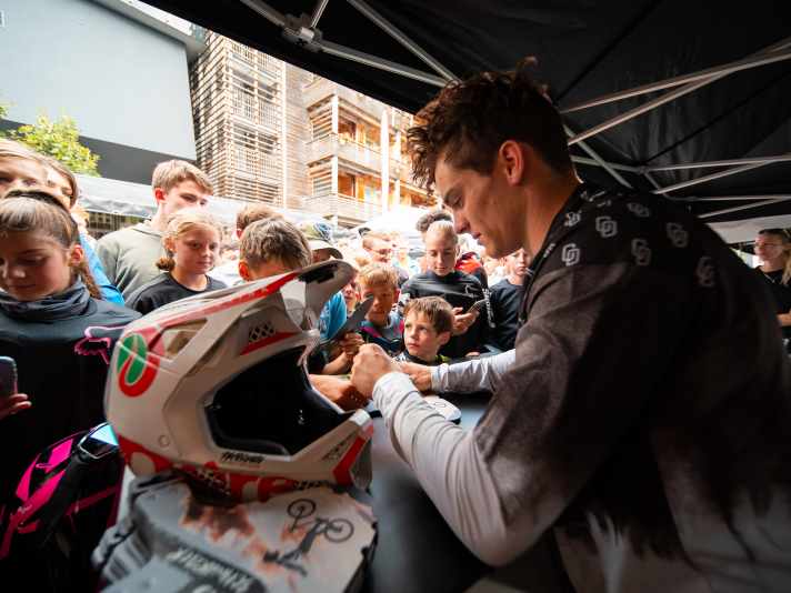 Elias Schwärzler kümmert sich bei der BIKE Academy in Leogang um die Kids.