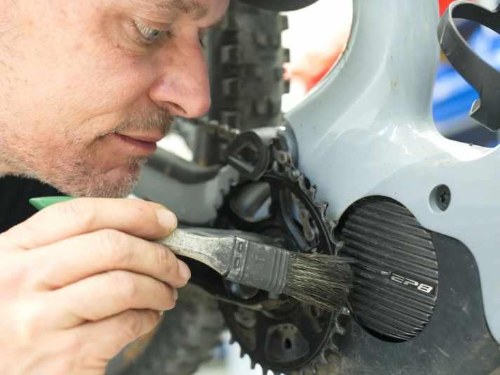 Fast schon künstlerisch - oder meditativ: Eine E-Bike Wartung kann sehr entspannen und bereitet das E-MTB optimal für die nächste Saison vor.