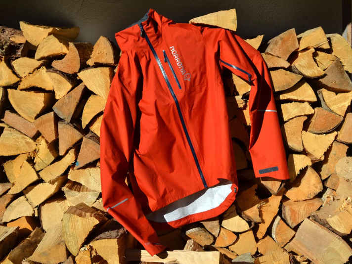Die Norrøna fjørå dri1 Jacket: Die 1-lagige Membran macht sie recht atmungsaktiv, das Lüftungssystem aber fast luftig - wenn man will.