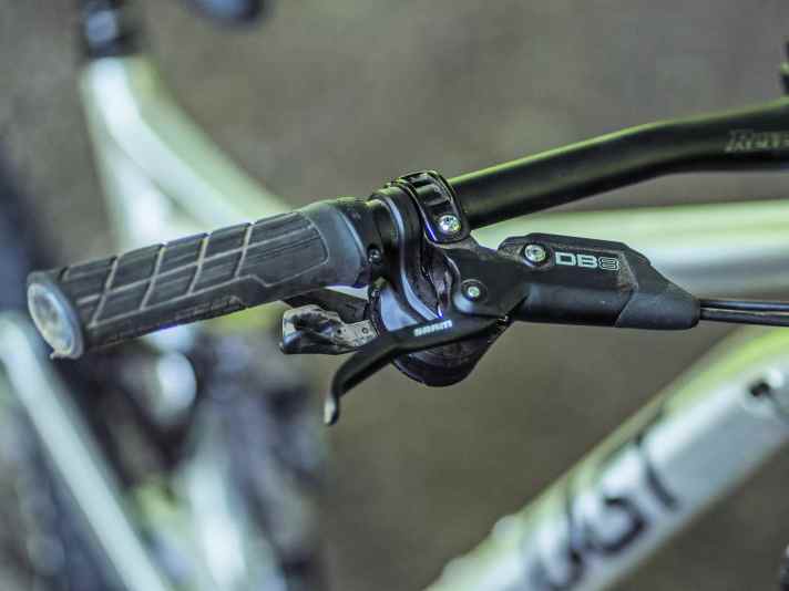 Die neue, günstige DB8-Bremse von Sram verzögert etwas kraftlos, was hohe Handkräfte erfordert.
