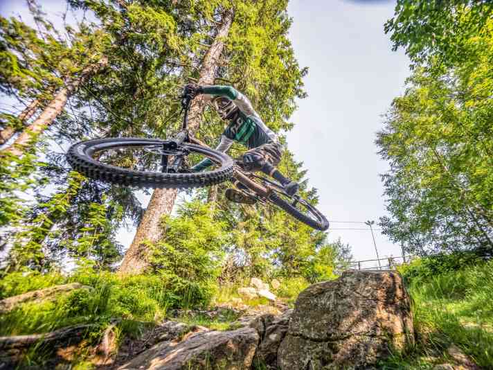 Von sprung­lastig bis rumpelig. Der Bikepark Geißkopf bietet sehr unterschiedliche Strecken, um wirklich alle Facetten eines Enduros abzuprüfen. Dank des neuen Sessellifts sind viele Abfahrten in kurzer Zeit möglich.