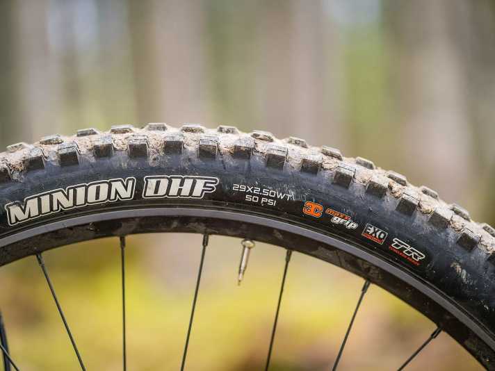 Für optimalen Grip und Dämpfung kommt die klebrigste Mischung von Maxxis zum Einsatz. Gut bergab, auf Touren eher hinderlich.