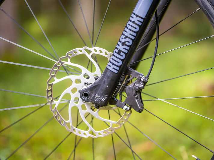  Die gruppenlosen Shimano-Bremsen liegen unterhalb des Niveaus der Testgruppe und dürften gerne kräftiger zupacken.