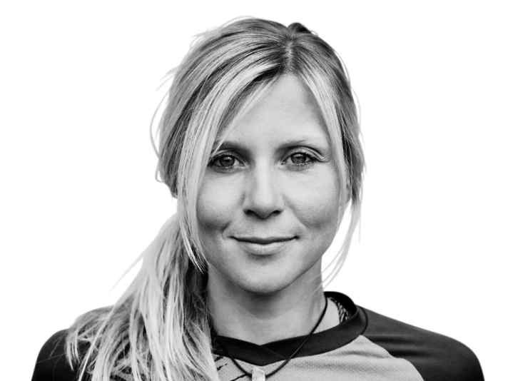 Julia 
Hofmann, 
Team 
Rocky Mountain: 

Die Promi-Bikerin aus Bayern liebt Freeriden, Abenteuer, Reisen und tourt um die Welt auf der Suche nach Trails.