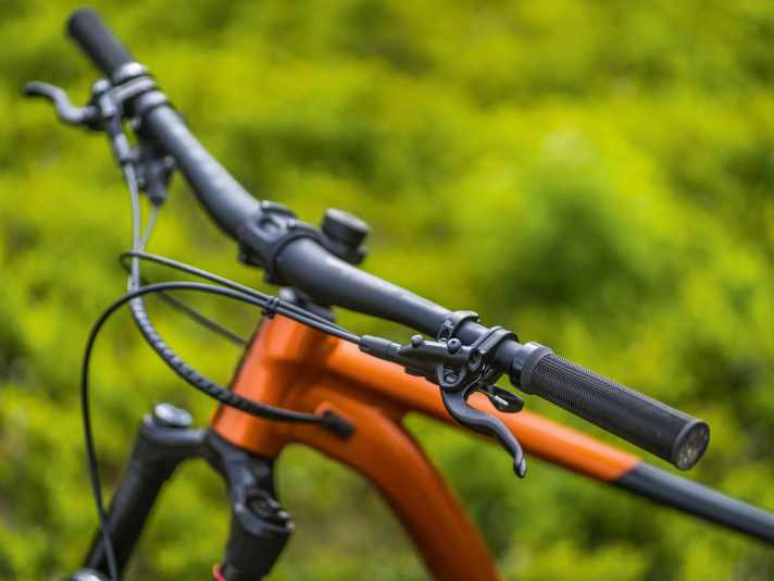 Die unergonomisch langen Bremshebel der gruppenlosen Shimano-800 Bremse fielen unseren Testern am Giant als erstes negativ auf.