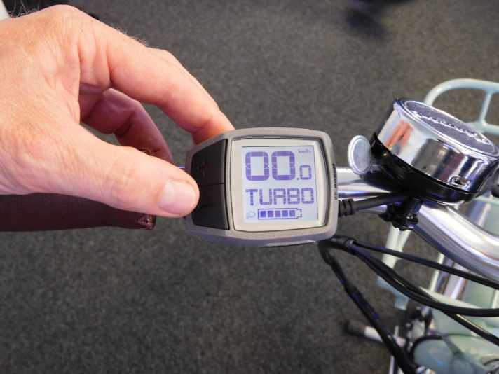   Kompakt neben dem linken Griff platziert: das neue Bosch Purion-Display wird man 2017 vermutlich an vielen E-Mountainbikes sehen.