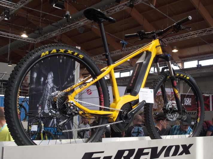   Das 3000 Euro teure E-Revox 6.0 Plus verfügt über breite Plus-Reifen von Maxxis und hat bereits den schicken Powertube-Akku.
