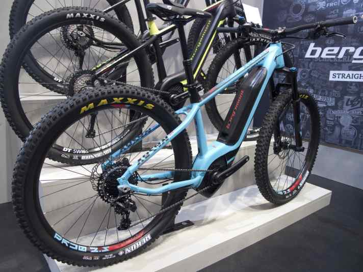   Mit 120-mm-Gabel, Vario-Sattelstütze und griffigen Maxxis-Reifen will das E-Revox 8.0 Trailbiker glücklich machen. Preis: 3600 Euro.