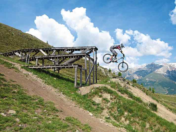   Gehört in jeden Park: die Drop-Batterie. Diese hier (Livigno) richtet sich nur an fortgeschrittene Biker. Da muss noch eine kleine her für risikoarmes Lernen.