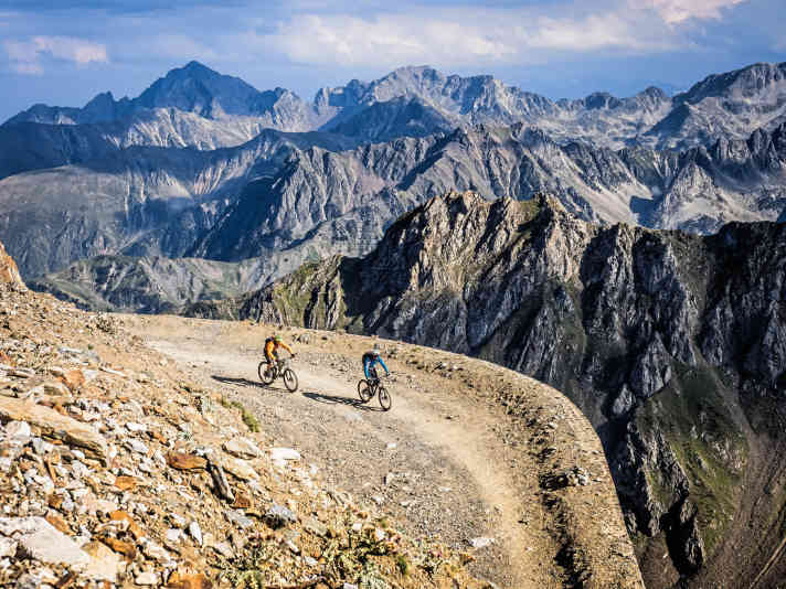 Die ersten Trail-Meter vom Pic du Midi de Bigorre führen über ein grobes Geröllfeld, hier kann man es schön rollen lassen. Der Ausblick bleibt spektakulär.