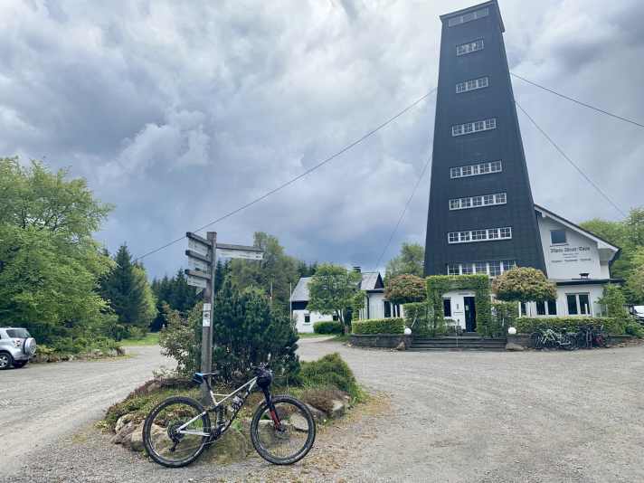 Wetterspitze: Am Rhein-Weser-Turm, eingekesselt von Gewittern.