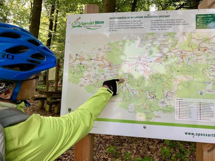 Ab Langenselbold übernahm Guide Klaus die Routenführung. Er zeigt Bikern nicht nur die schönsten Ecken im Spessart, sondern schildert auch Wege aus und hilft bei der Trailpflege.