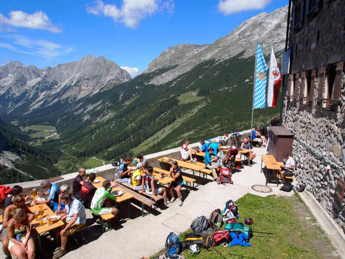   Auf der Sonnenterasse des Karwendelhauses treffen sich Biker und Bergsteiger.
