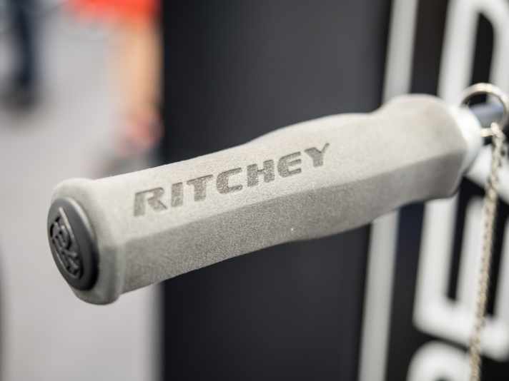   Moosgummi-Griffe: Das Paar wiegt gerade mal 8,5 Gramm. Leichter dürften wohl nur wenige Griffe auf dem Markt sein. Ein weiterer Tipp sind die DSP-Griffe von Lizard Skins, die auch nur 16 Gramm pro Paar auf die Waage bringen.