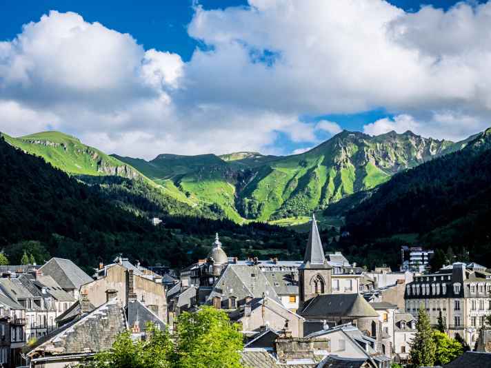 Blick aufs Bergstädtchen Mont-Dore. Dahinter türmt sich das 1886 Meter hohe Massif de Sancy, das für Mountainbiker leider gesperrt ist.