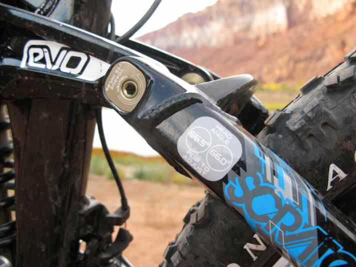   Variable Geometrie: Das Flip-Flop-System an der Wippe ändert den 66-Grad-Lenkwinkel auf 66,5 Grad, gleichzeitig wächst der Sitzwinkel um 0,5 Grad und das Tretlager hebt sich um sieben Millimeter.