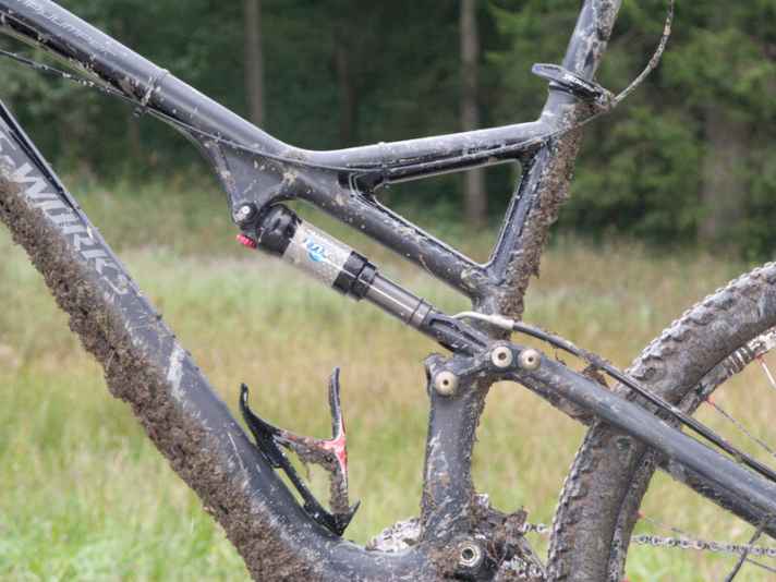   Kein Poser-Bike: Das Finish des Carbon-Rahmens setzt auch in geputztem Zustand auf dezentes Understatement.