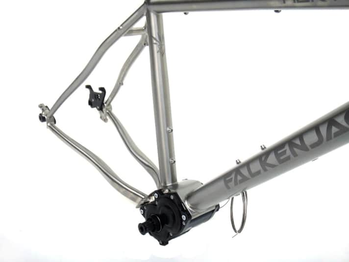   Die filigrane Pinion-Brücke wird CNC-gefräst. Die X12-Steckachse hinten ist bei Falkenjagd Standard.