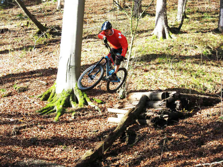   Meridas Enduro liegt sauber in der Luft und erlaubt gute Airtime.