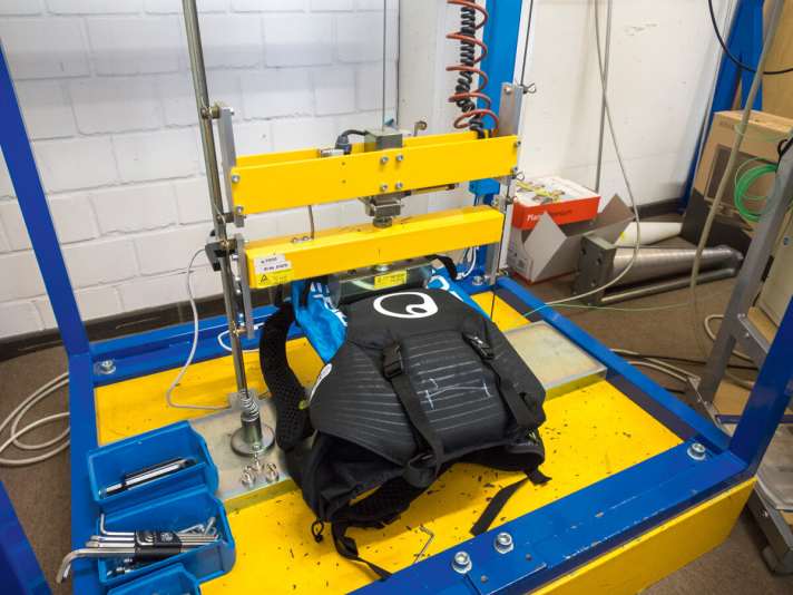 So testet BIKE die Rücken-Protektoren im Prüflabor des TÜV Rheinland.