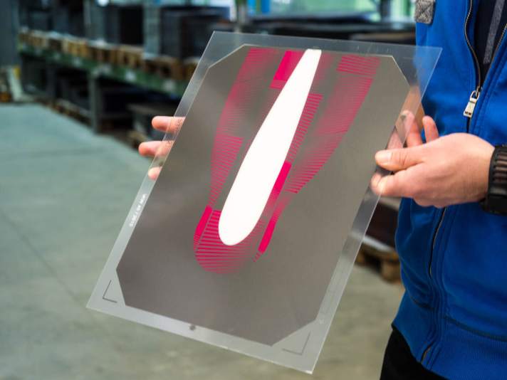   Polycarbonat-Platte mit Design-Aufdruck – der Ursprungszustand der Helm-Oberschale.