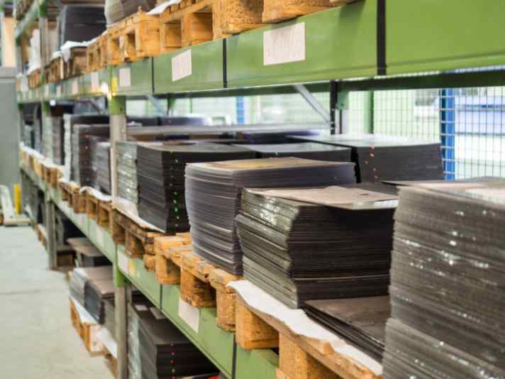  Die Polycarbonat-Platten warten darauf in Form gebracht zu werden.