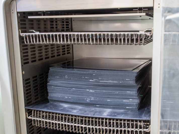   Vor der Verarbeitung müssen die PC-Platten auf Temperatur gebracht werden.
