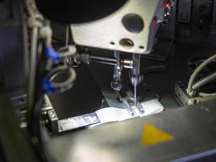   Die Gurtbänder werden automatisch geschnitten und vernäht.