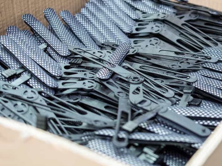   Die Kopfbänder werden in Heimarbeit zusammengebaut.