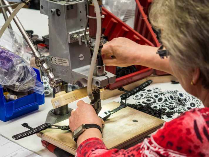  Etwa 2000 Größenanpassungs-Systeme schafft eine Arbeiterin am Tag.