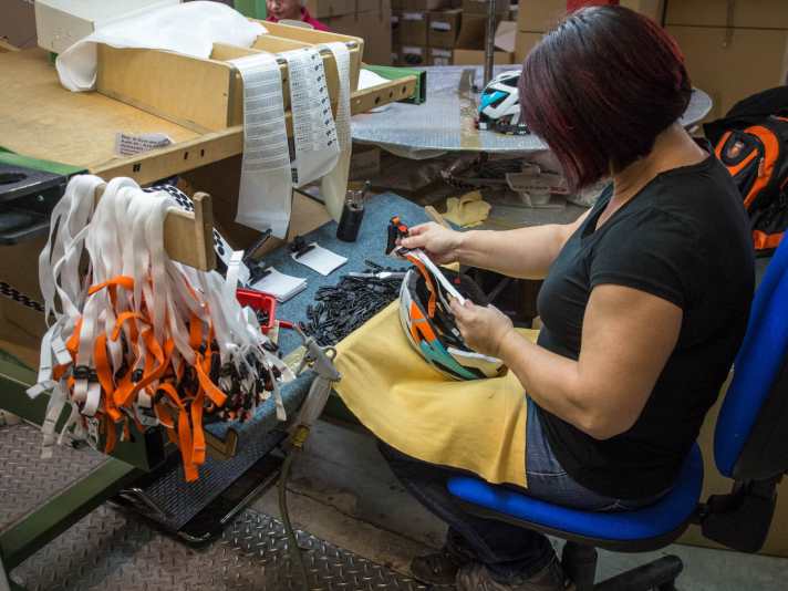   Die Gurtbänder und Verstell-Systeme werden in den noch warmen Helm eingesetzt.