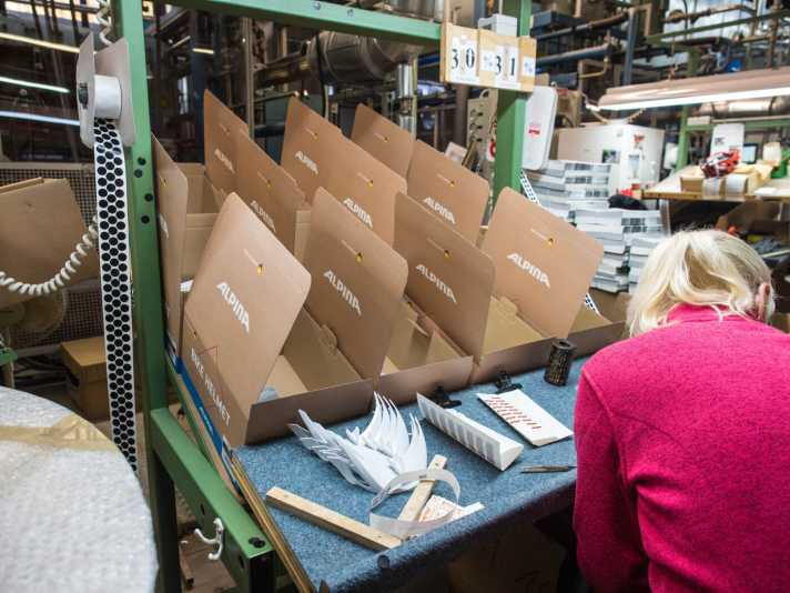   Passt alles, werden die Helme direkt neben den Spritzmaschinen verpackt...