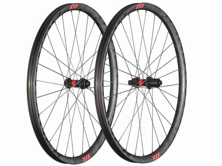 Die Kovee XXX-Laufräder von Bontrager richten sich an Cross-Country-Piloten und bieten eine mächtige Maulweite von 29 Millimeter bei unter 1400 Gramm.