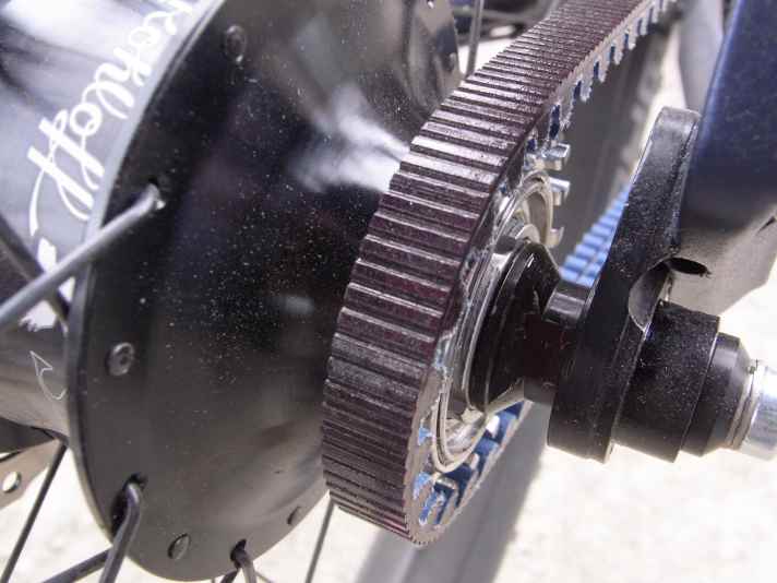   Der 6 mm breite Adapter (im Bild schwarz, zwischen Ausfallende und Riemenscheibe) macht die 142-mm-Rohloff tauglich für den Boost-Standard (148 mm).