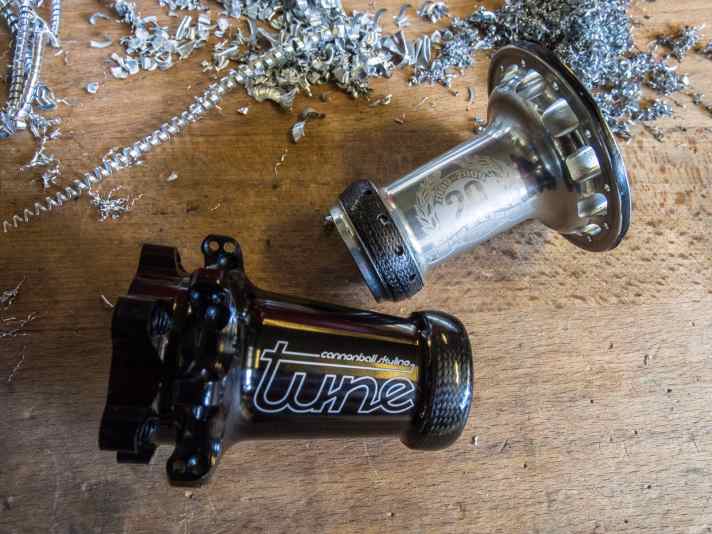   Zwischen diesen beiden Naben liegen gerade mal acht Jahre. Die Qualität der Verarbeitung hat in diesem Zeitraum aber quasi einen Quantensprung erlebt.