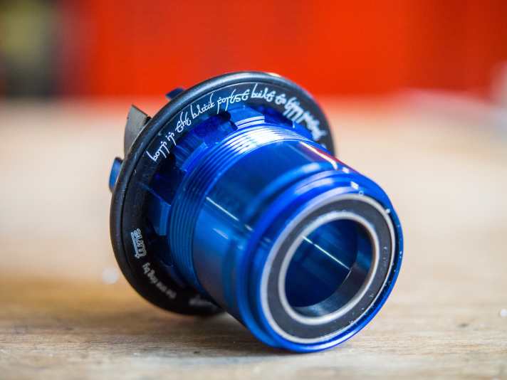   Der hauseigene Laser beherrscht scheinbar auch elbisch. Was da wohl auf dem schicken blauen Freilauf steht? Kleiner Tipp: es ist Tunes Wahlspruch.