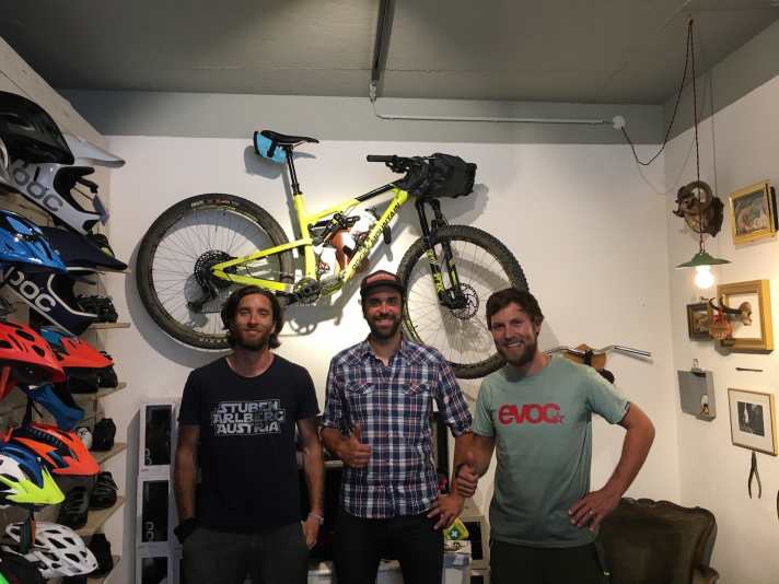   Leider mussten die Jungs von <a href="https://www.fahrbar-bikes.de/" target="_blank" rel="noopener noreferrer nofollow">Fahrbar</a>  in Landsberg bis spätnachmittag an Bikes schrauben und im im Bike-Shop arbeiten, deshalb konnten sie nicht mitradeln. Dafür gab es einen Kaffee bei meiner Ankunft und wertvolle Tipps für die weitere Route für den morgigen Tag. Die Trails in den westlichen Wäldern rund um Augsburg dürfe ich nicht auslassen, da waren sich Matthias (links) und Peter einig. Ich bin gespannt, ob sich die Extra-Schleife lohnen wird.