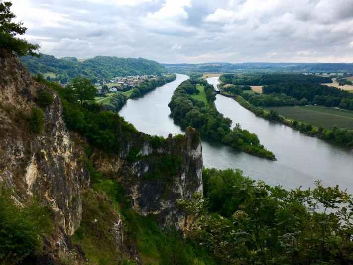   Das Panorama vom Jurasteig, links Bad Abbach. Über den Kamm dahinter bin ich gestern dorthin gekommen.