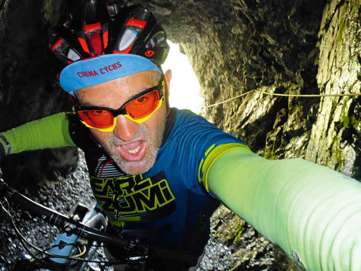   Henri Lesewitz mit dem Trek Procaliber 9.8 SL in der Tunnelgalerie des Val d'Uina.
