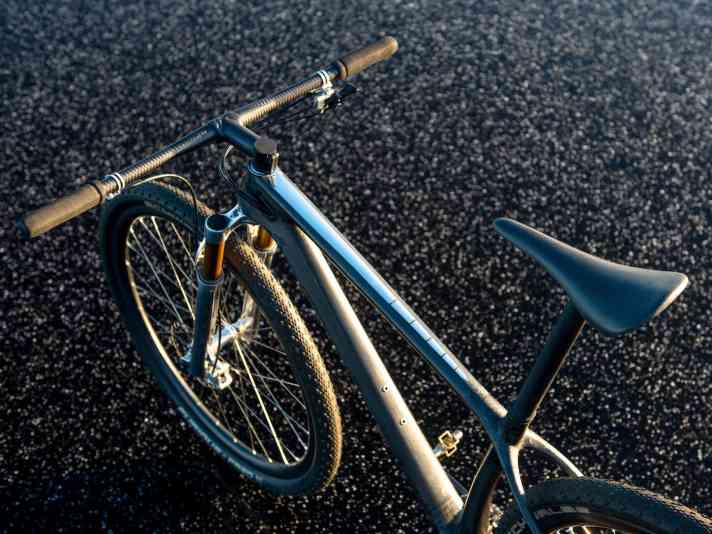   Die Bremse ist eine Trickstuff Piccola, der Schmolke-Lenker und der MCFK-Vorbau sind fest miteinander verklebt. Die Ahead-Kappe aus Carbon wurde von Hand selbst gefertigt.