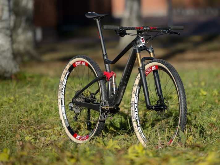   Twinloc-Fernbedienung, XX1-Schalthebel oder Race Face-Kurbel: Bei all diesen Komponenten hat sich Gullenholm nicht mit den Serienteilen zufrieden gegeben und selbst nachgebessert. Beispielsweise hat er Schrauben ersetzt oder Carbon-Abdeckungen laminiert.