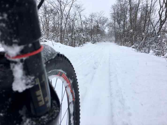 Biken bei Schnee ist nicht jedermanns Sache, mit der richtigen Bekleidung aber kein Problem.