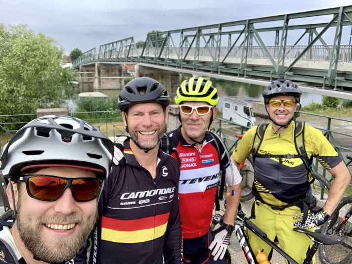 Wer zwei so ortskundige Begleiter wie Larry und Joe an seiner Seite hat, der hat gut lachen. Rechts Christian, der den Trail-Rausch auch 60 Kilometer genoss.