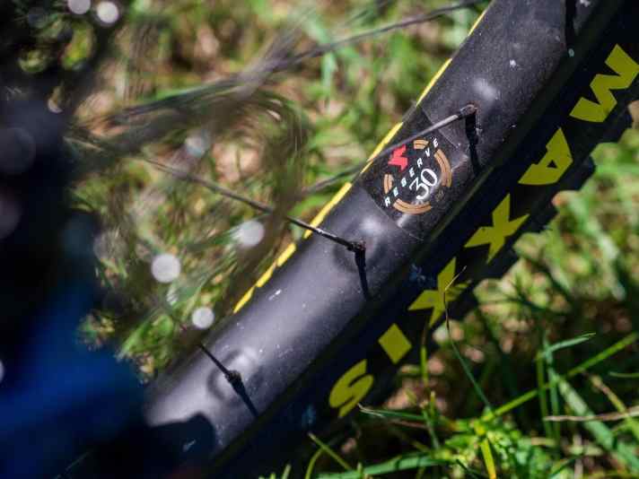   Auf die <a href="mtb_news/teile_zubehoer/santa-cruz-laufraeder-reserve/a36199.html"  rel="noopener noreferrer">Reverse-Carbon-Laufräder</a>  gibt es wie auf den Rahmen lebenslange Garantie. 