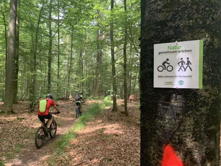 So muss es sein! Seit Kurzem schmücken diese Schilder den Schlangenweg. Wir sind übrigens keinem einzigen Wanderer begegnet.